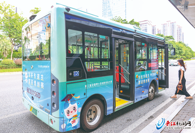 晉江公交‘變身’移動(dòng)宣傳窗口，博士后風(fēng)采駛?cè)胧忻裆? />
</span>
<span id=